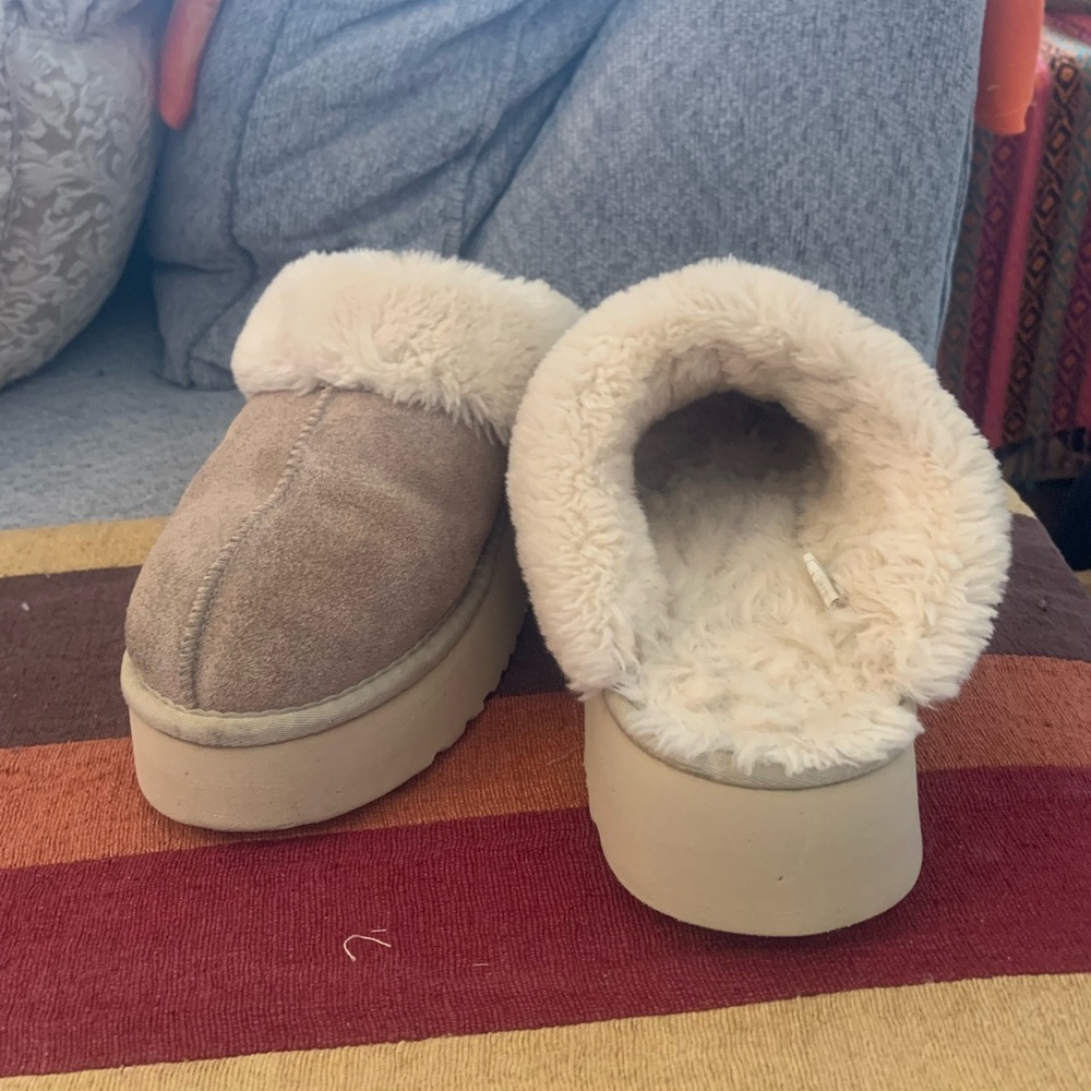 UGG  women’s Disquette slip on platform slippers size 8